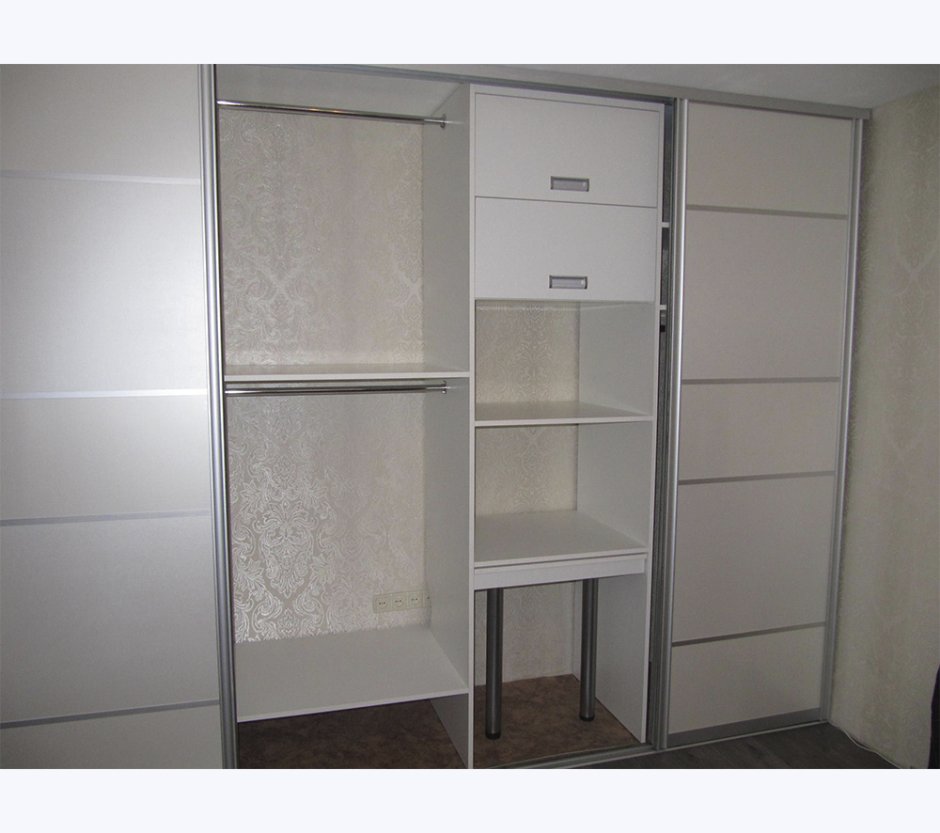 Встроенные столы в шкаф-купе