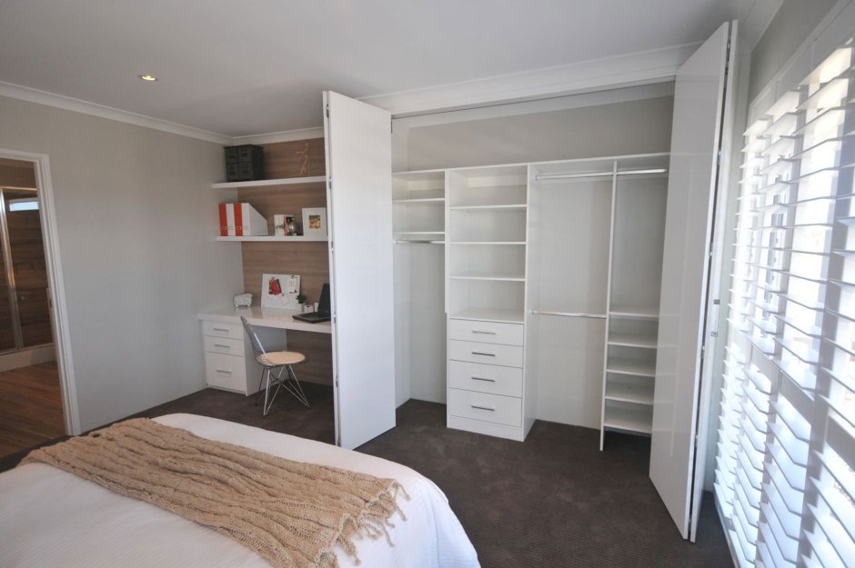 Спальня с гардеробной и рабочей зоной