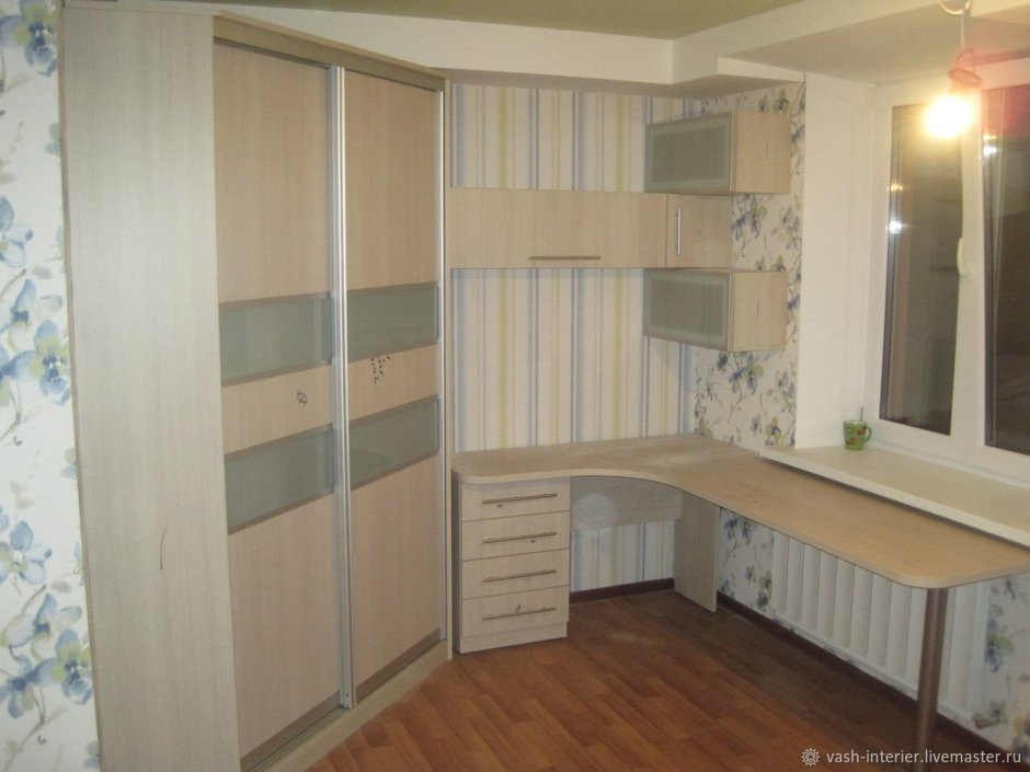 Угловой шкаф купе со столом