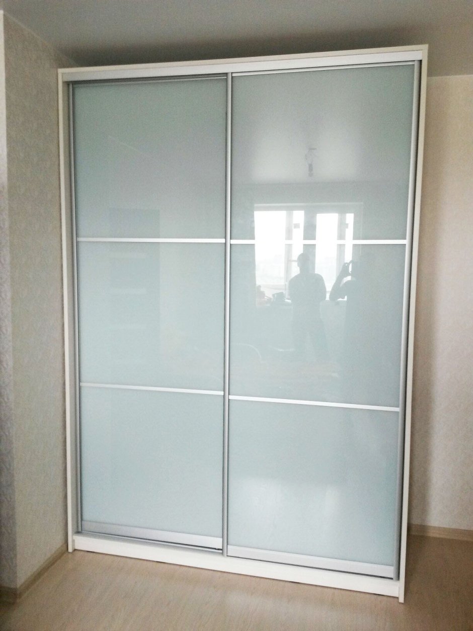 Шкаф с матовым стеклом
