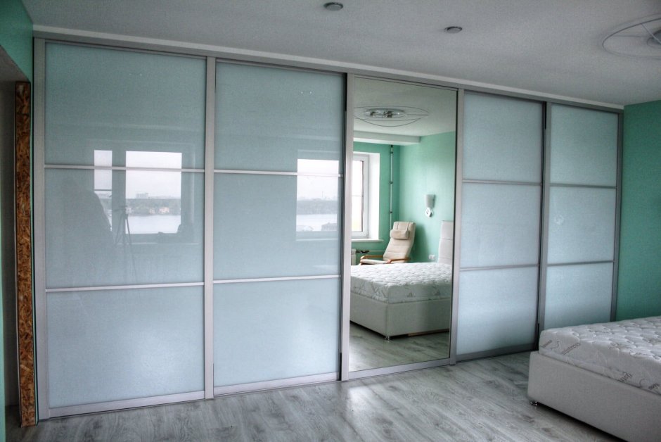 Шкаф купе с дверьми лакобель и зеркалами