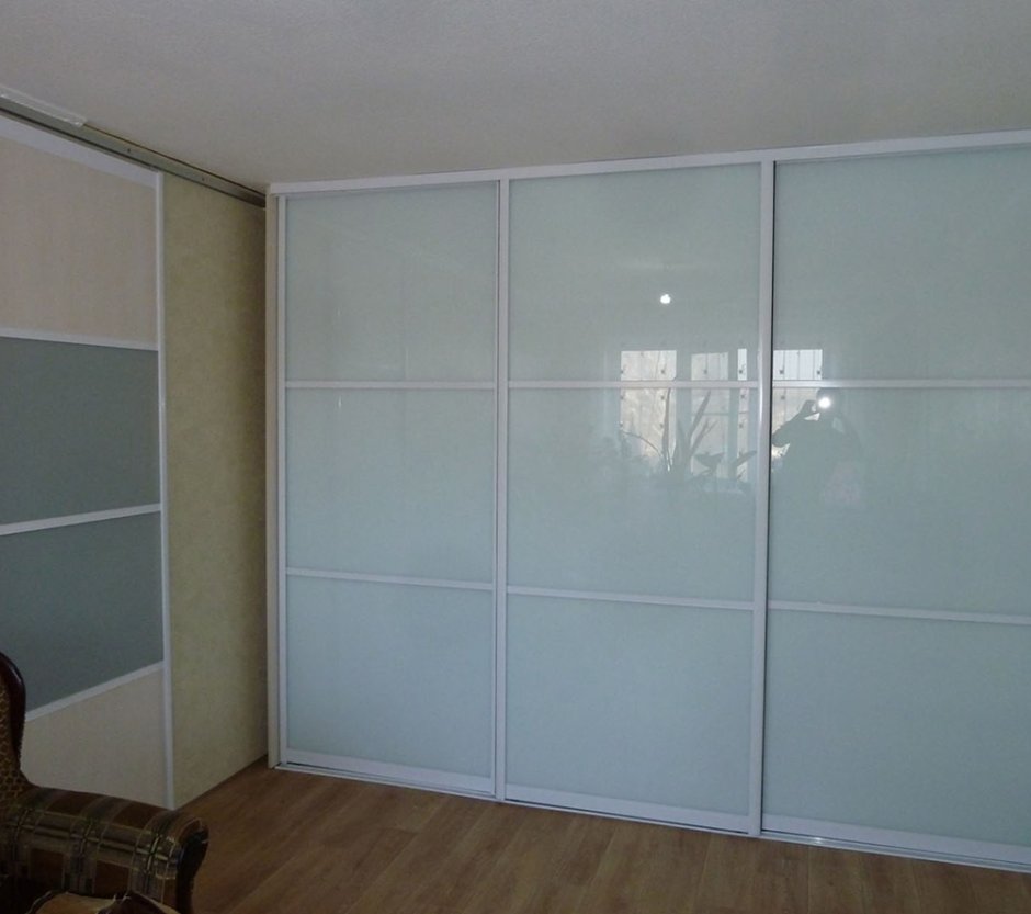 Лакобель шкаф купе с белым профилем