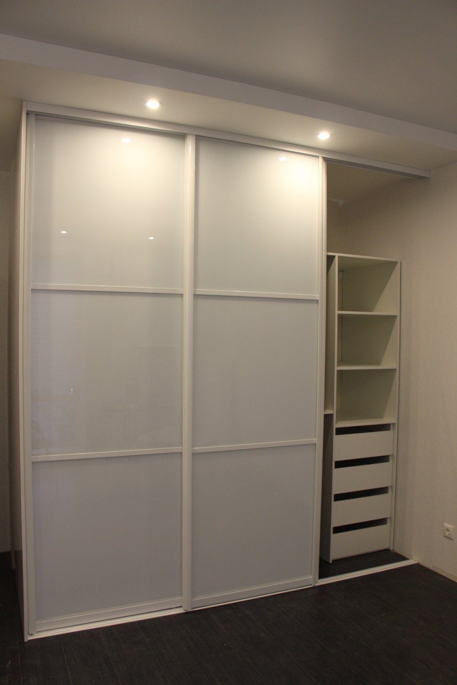 Белый шкаф лакобель с белым профилем