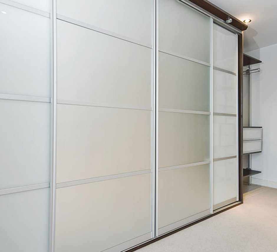 Шкаф Инвизибл матовое стекло белое