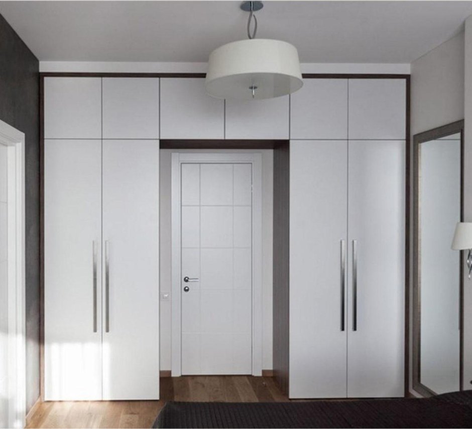 Шкаф вокруг двери