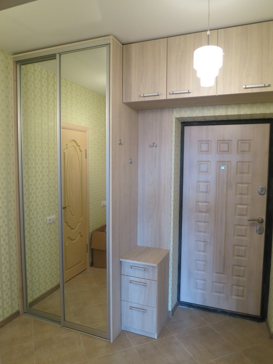 Шкаф в прихожей с антрисолью надьдверью