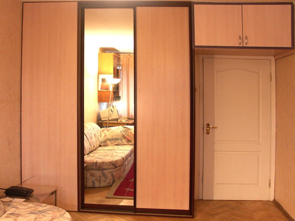 Шкаф с антресолью над дверью