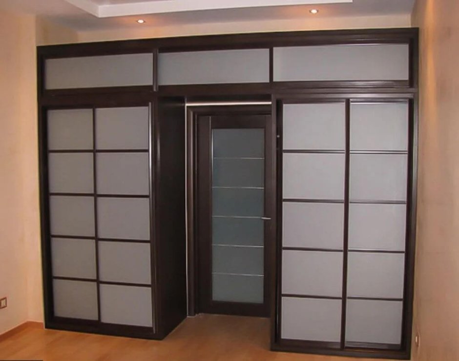 Встроенный шкаф купе с антресолью над дверью