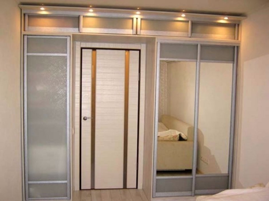 Шкаф купе вокруг двери