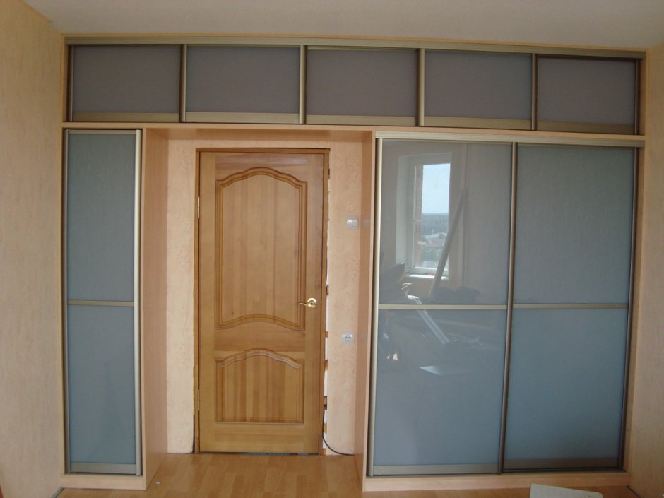 Встроенный шкаф с антресолью над дверью