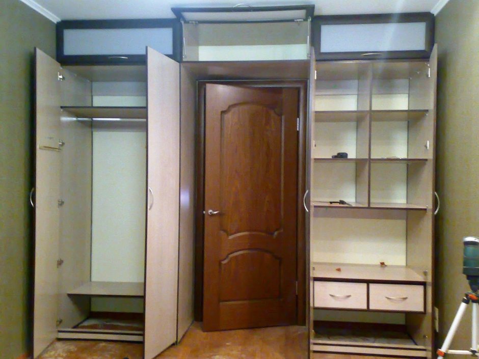 Шкаф купе вокруг двери