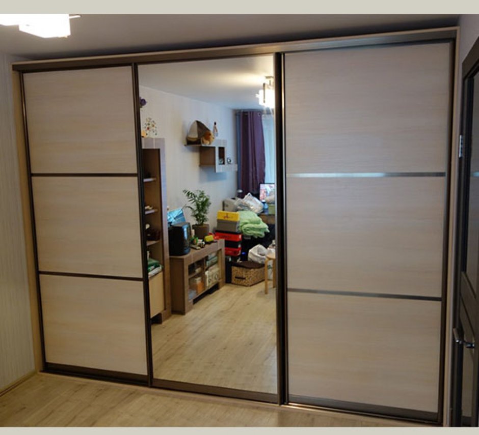 Шкаф купе 3 двери с зеркалом