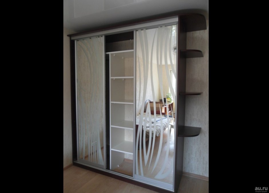 Шкаф купе 3 двери сбоку зеркало