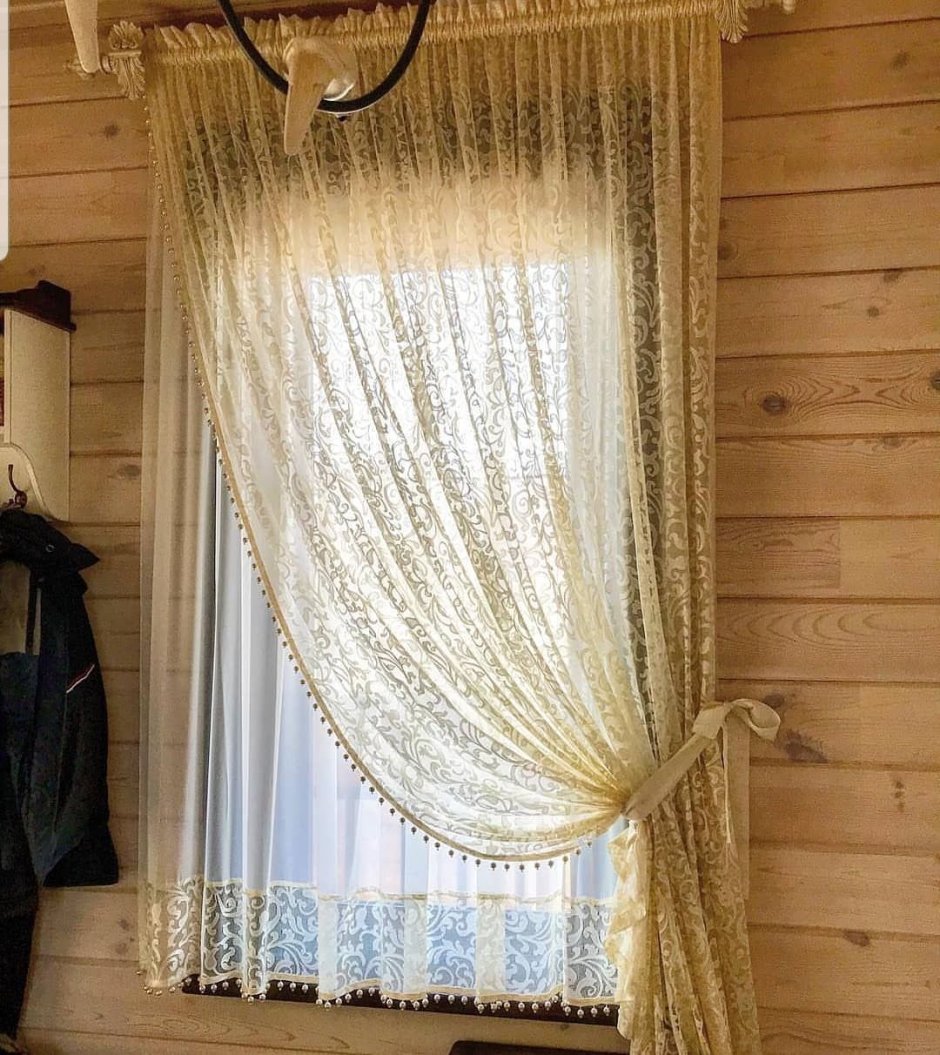 Занавески на маленькие окна в деревянном доме