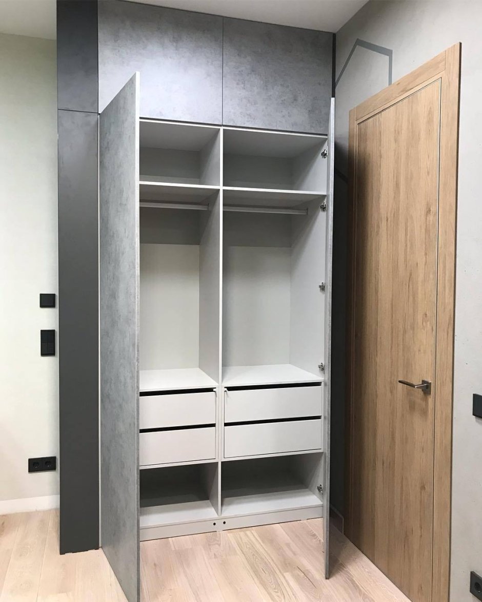 Шкаф с ящиками внутри