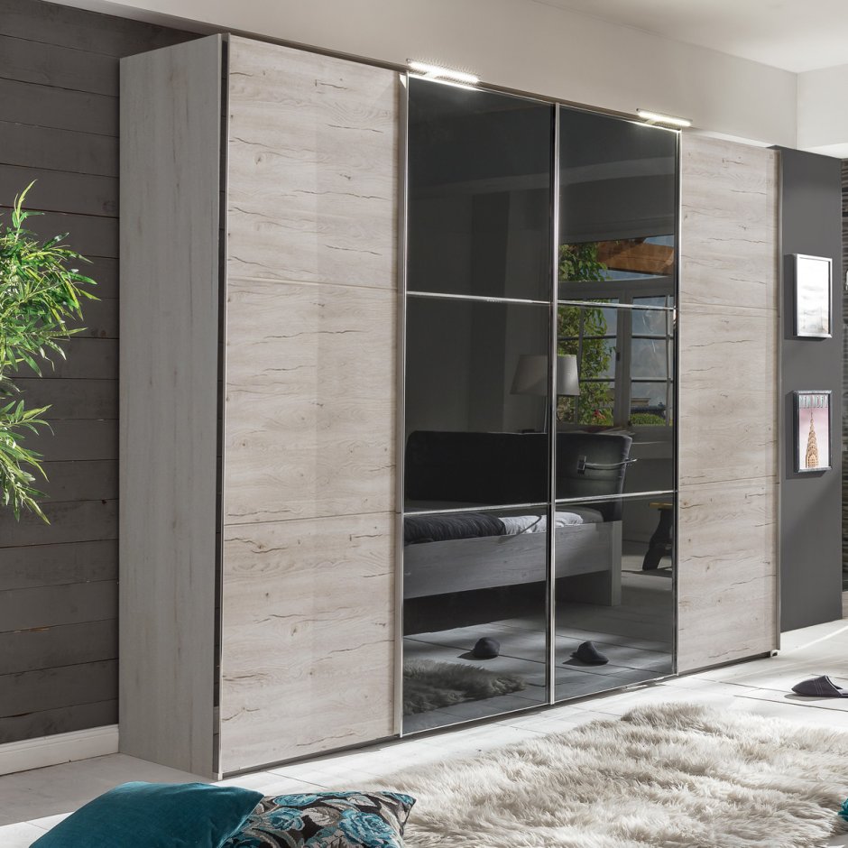 Серый глянцевый шкаф