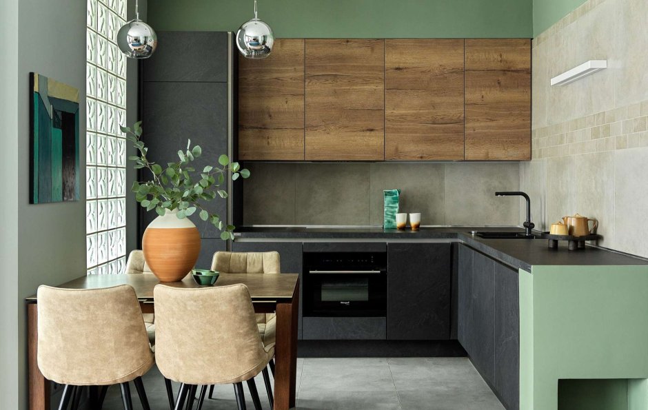 Кухня в зеленых тонах с деревом