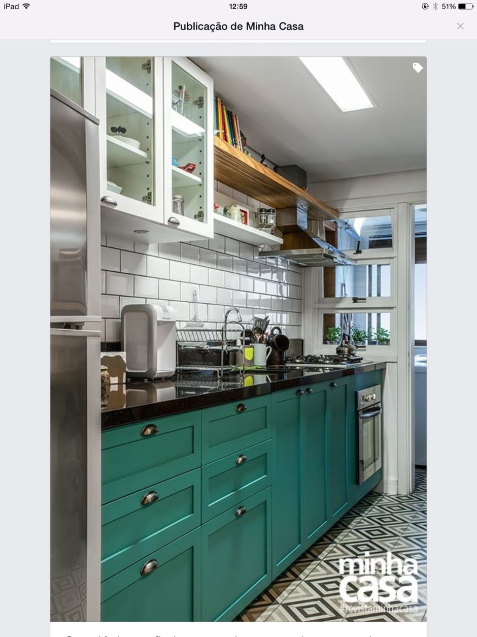 Кухня изумрудного цвета с деревянной столешницей