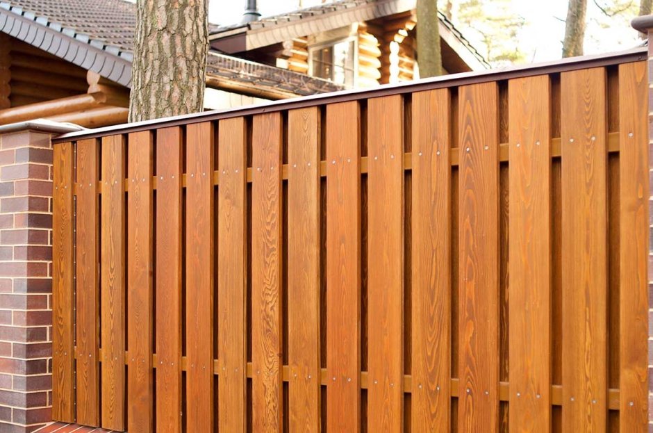 Забор из лиственницы шахматка