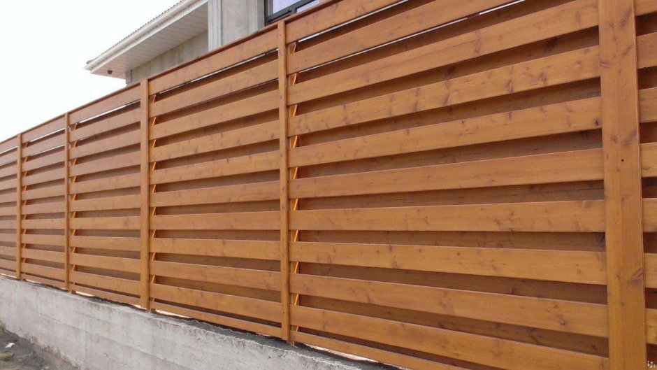 Деревянный забор на металлическом каркасе