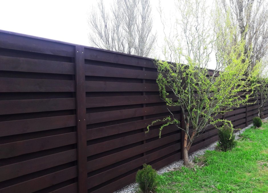 Деревянный забор шахматка горизонтальная