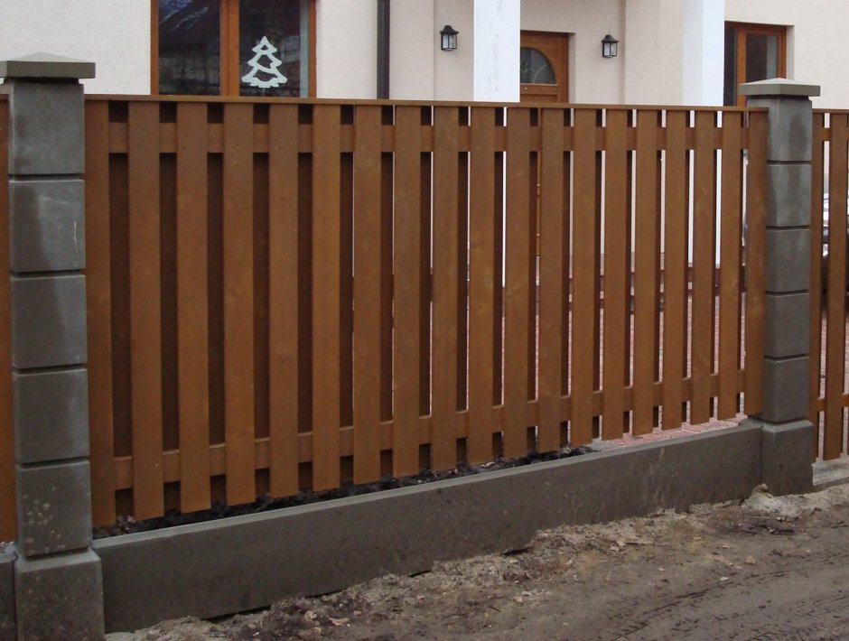 Забор из штакетника деревянного