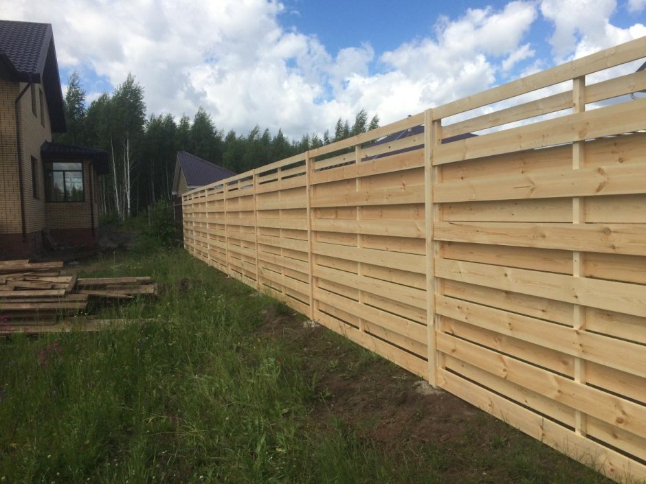 Деревянный забор шахматка горизонтальная