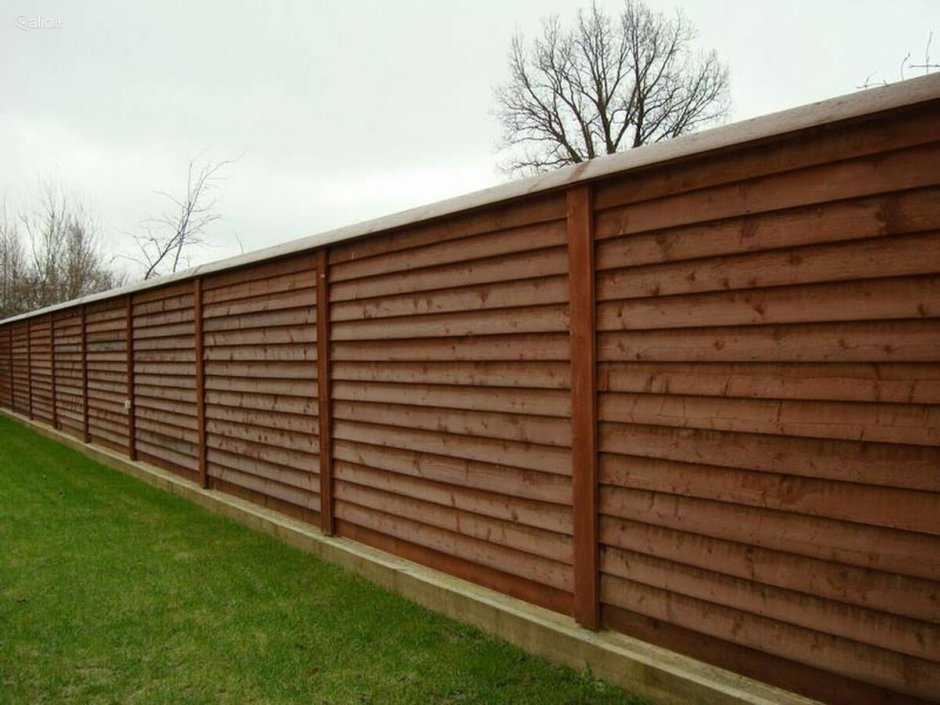 Сплошной забор из дерева