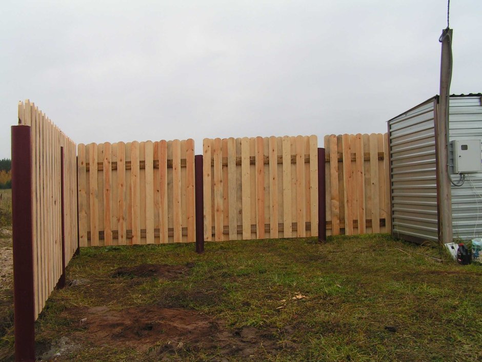 Забор деревянный вертикальный