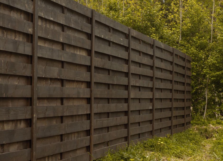 Забор из досок горизонтальный