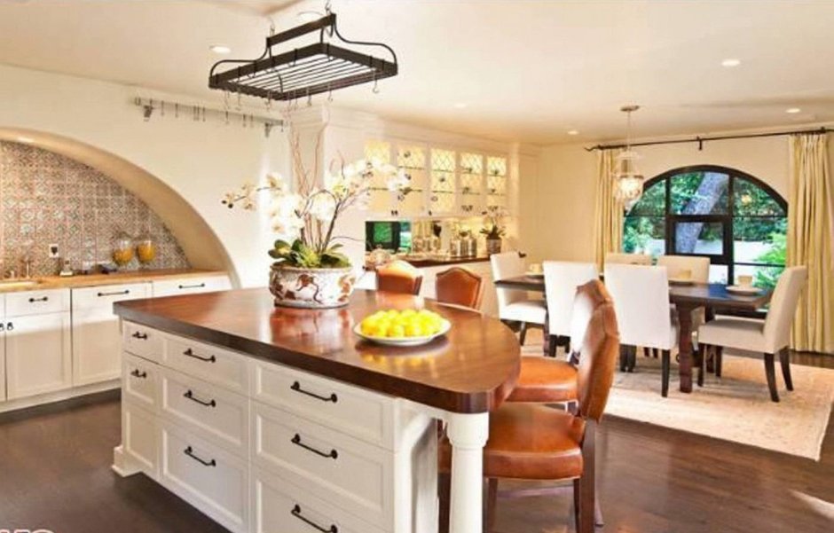 Кухня в испанском колониальном стиле