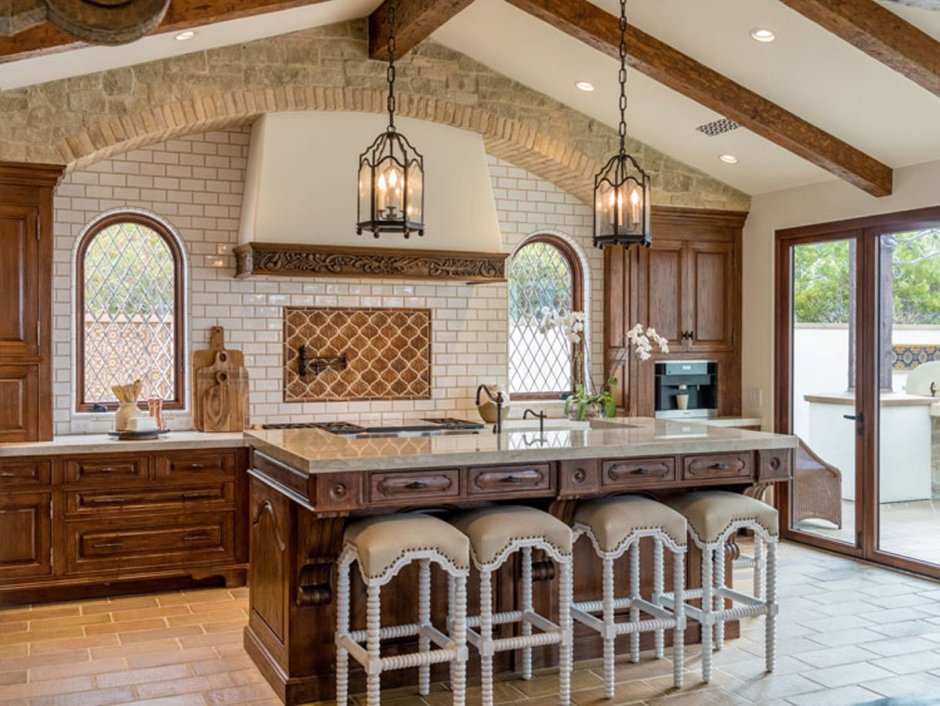 Кухня в средиземноморском стиле в деревянном доме