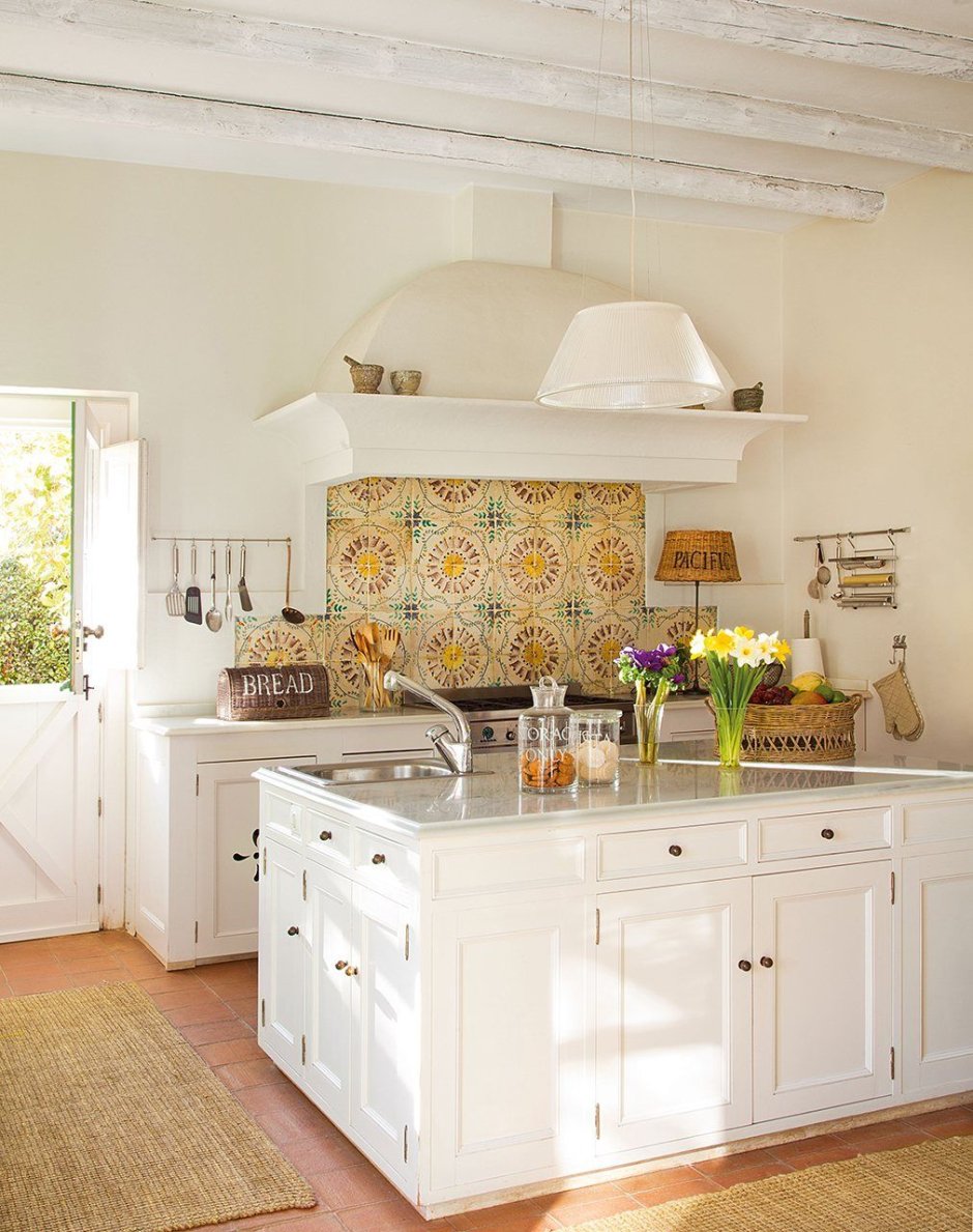 Белая кухня в деревенском стиле