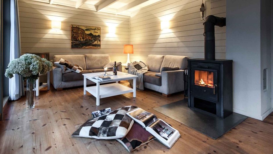 Интерьер дачи с камином
