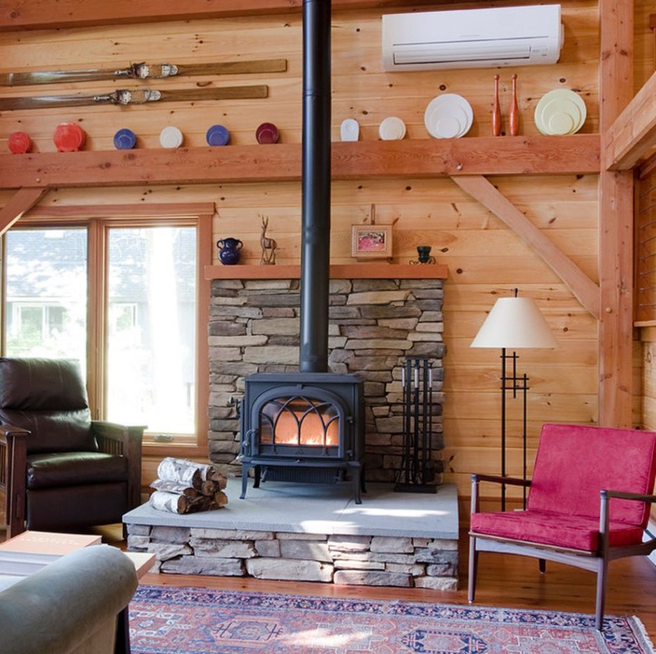 Деревянная дача с камином