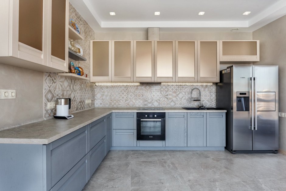 Кухня серая с бежевым