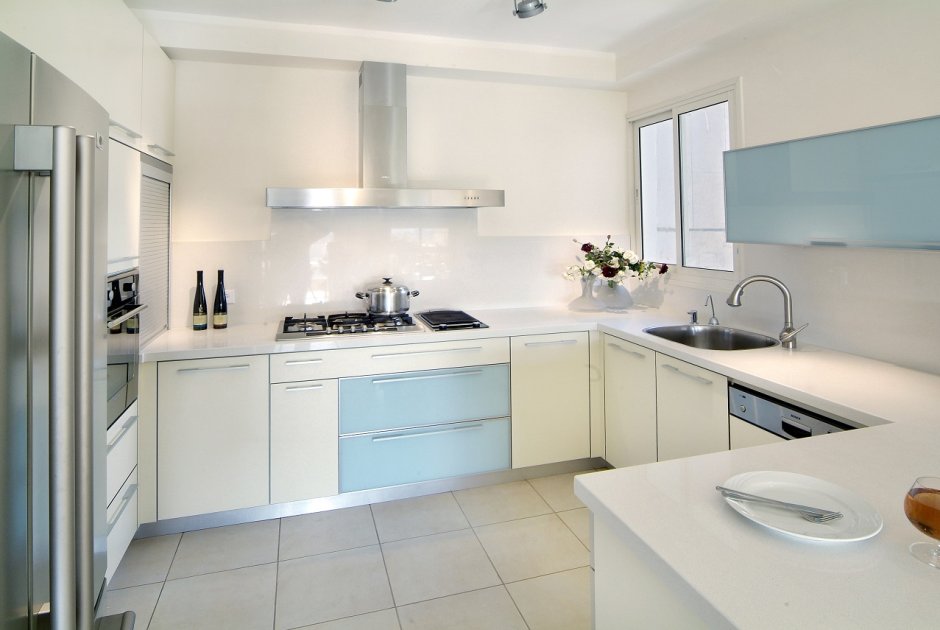 Кухня в молочно голубом цвете