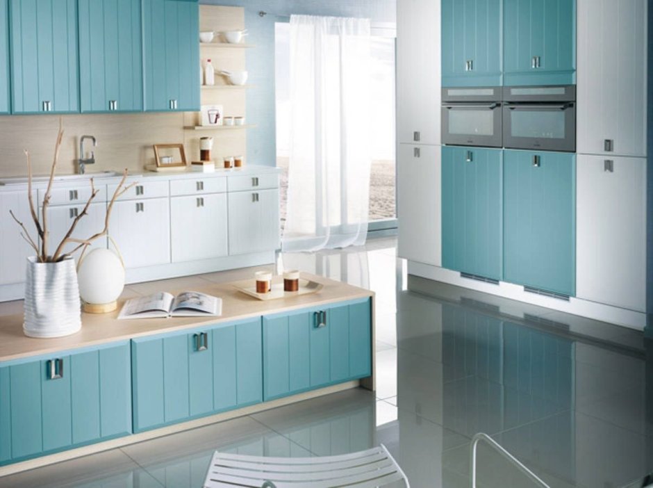Небесно голубой цвет в интерьере кухни