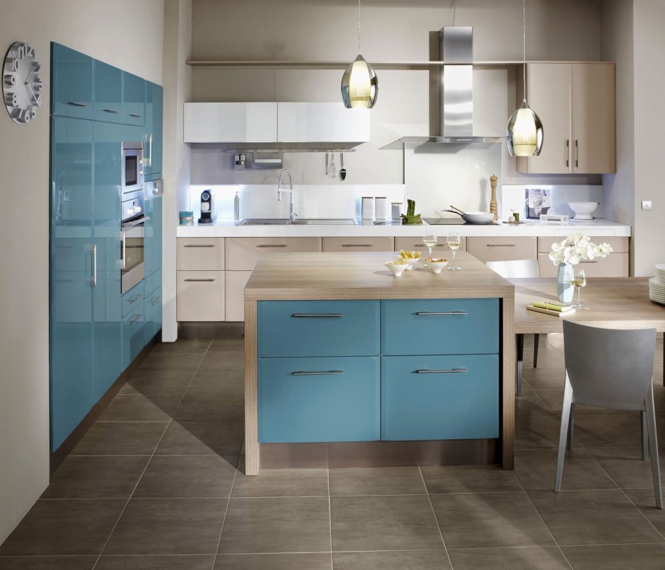 Кухня бирюза с бежевым