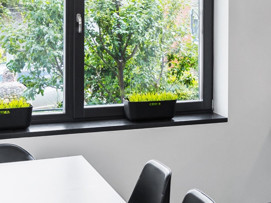 Черный подоконник в интерьере