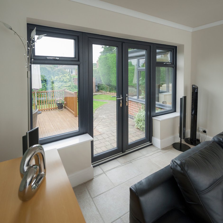 Окно с дверью на террасу