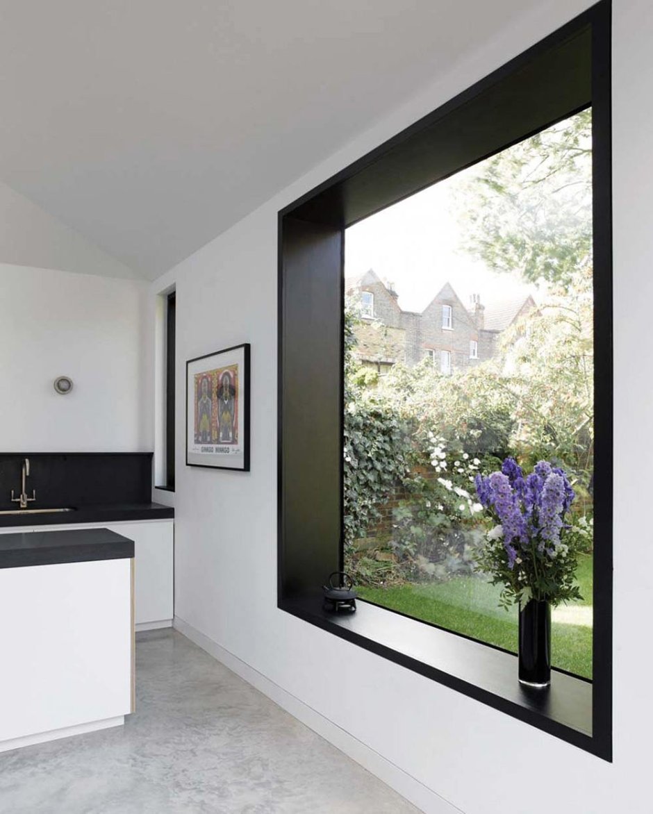 Окно с черной рамой