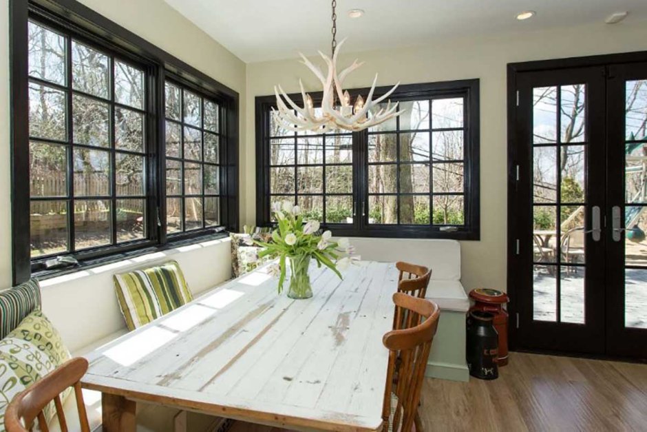 Черные оконные рамы в интерьере