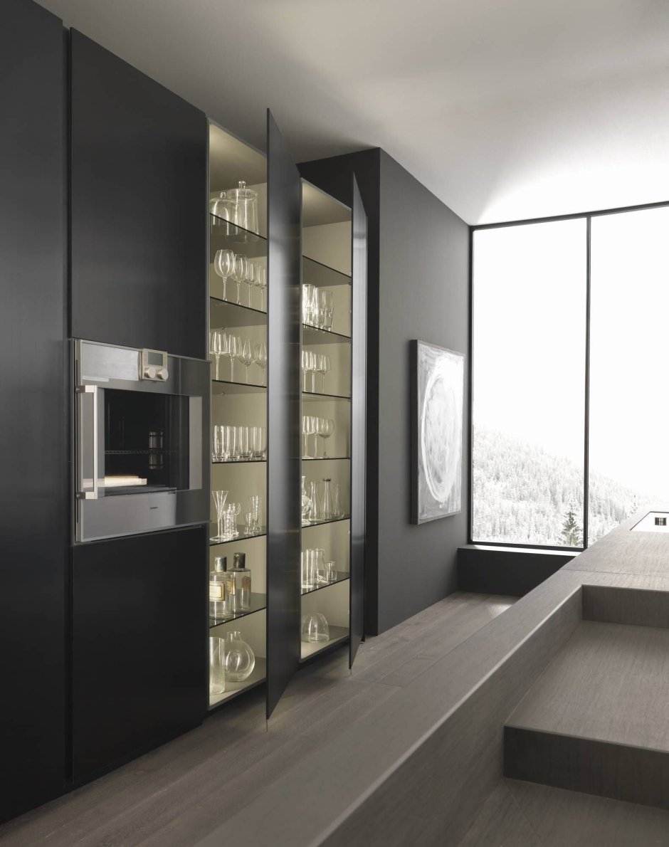 Стеклянный шкаф на кухне с подсветкой