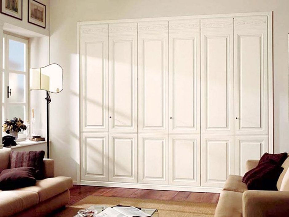 Встроенный шкаф с распашными дверями