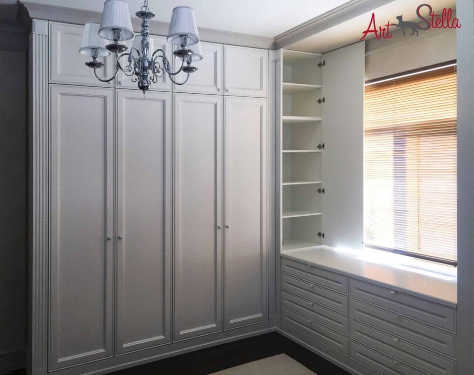 Гардеробная с распашными дверями