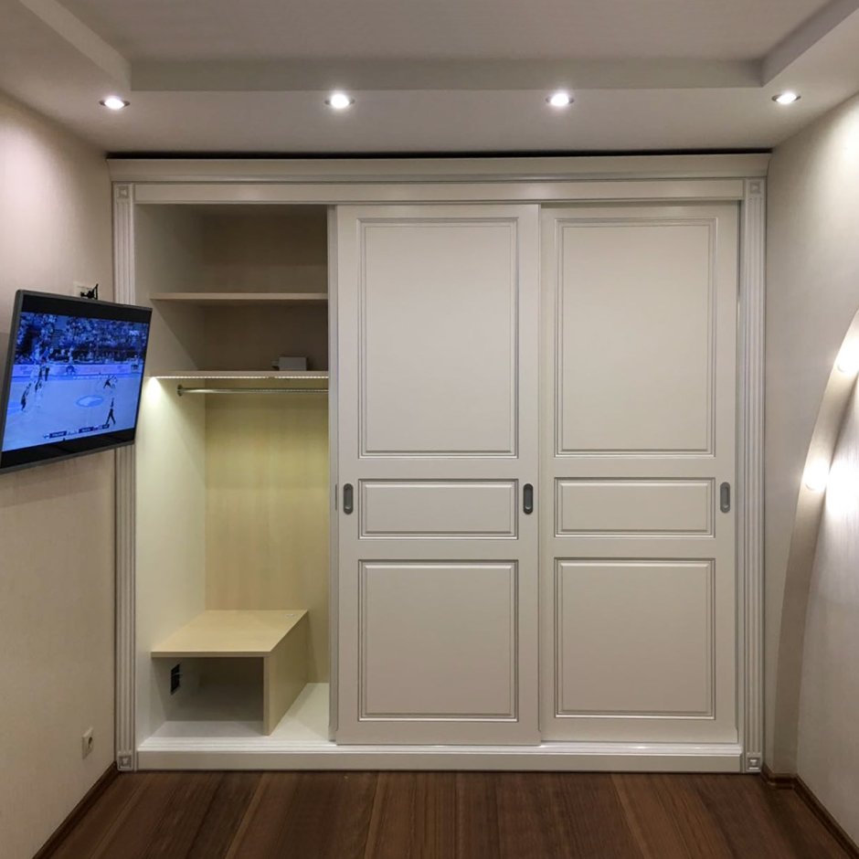 Встроенный шкаф с дверцами