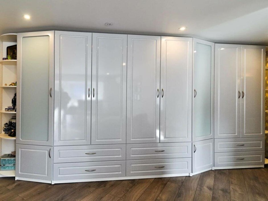 Шкаф в спальню с распашными дверями