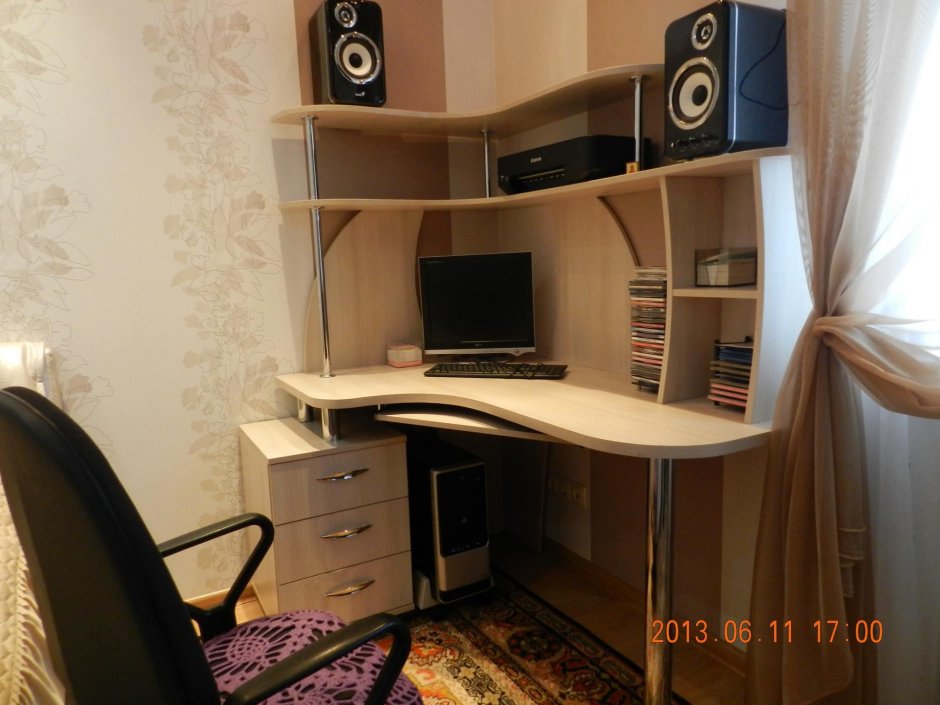Компьютерный стол угловой и полка под столом