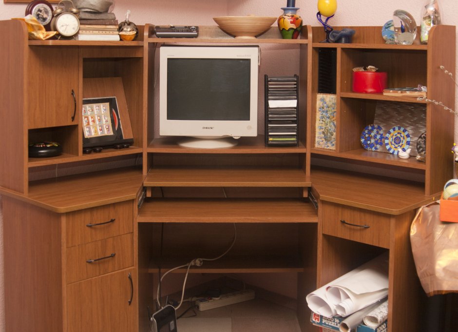 Угловой стол для компьютера с полками